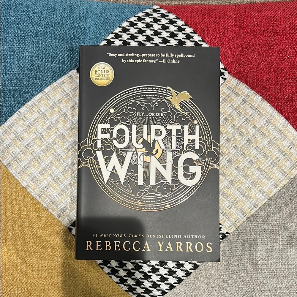Fourth Wing by Rebecca Yarros Paperback